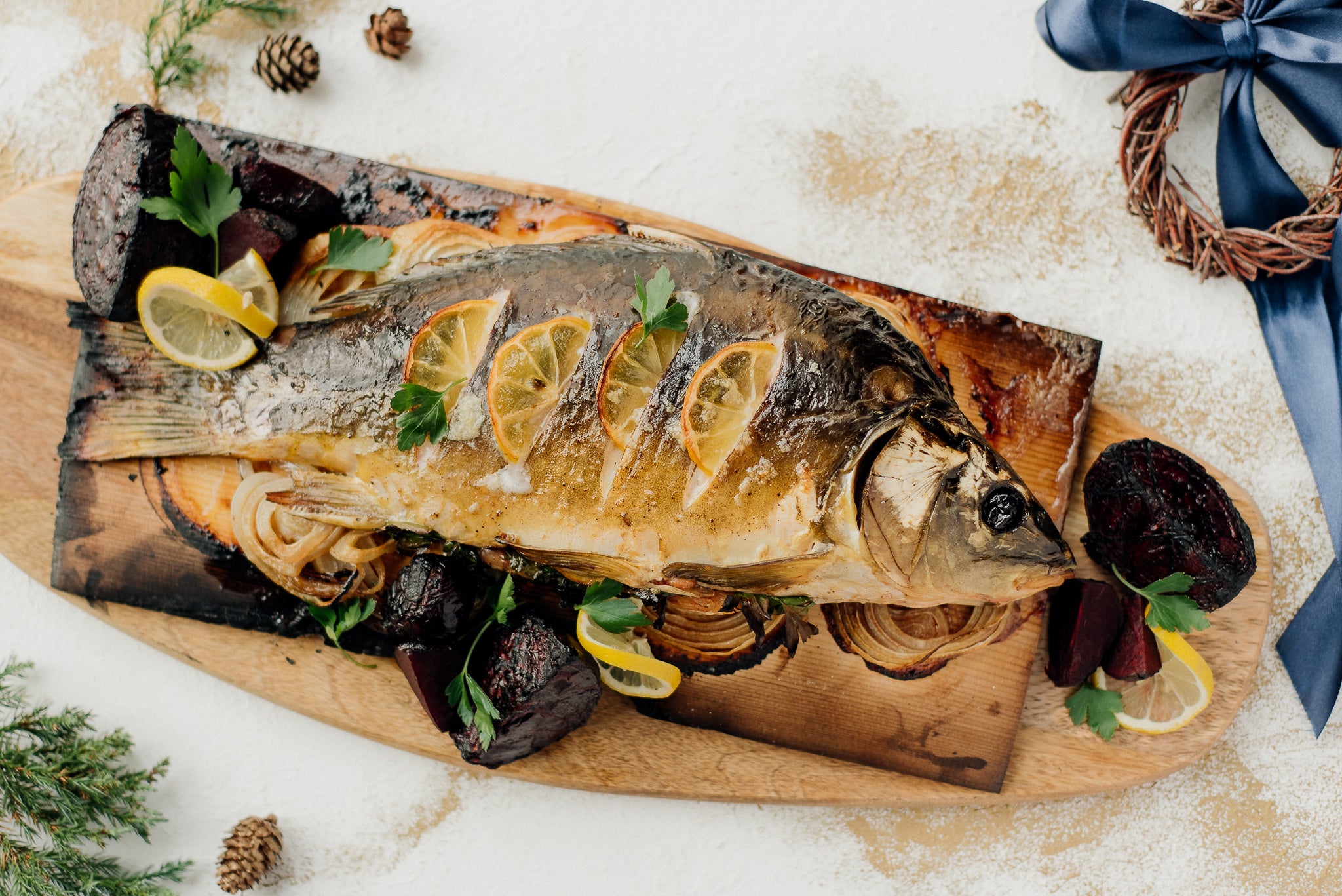 Gegrillter Karpfen auf dem Zedernholzbrett